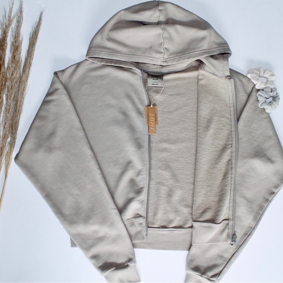 SKIMS Outdoor Zip Up - Picture 3 of 6